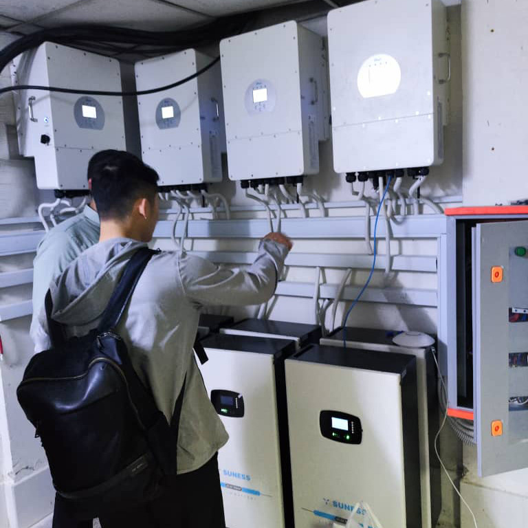 دي العاكس مع البطارية